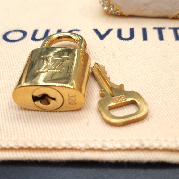 Auth 💜Louis Vuitton #320 lock& key 🔐W/ NEW Bling fashion bag charm. - Picture 7 of 7